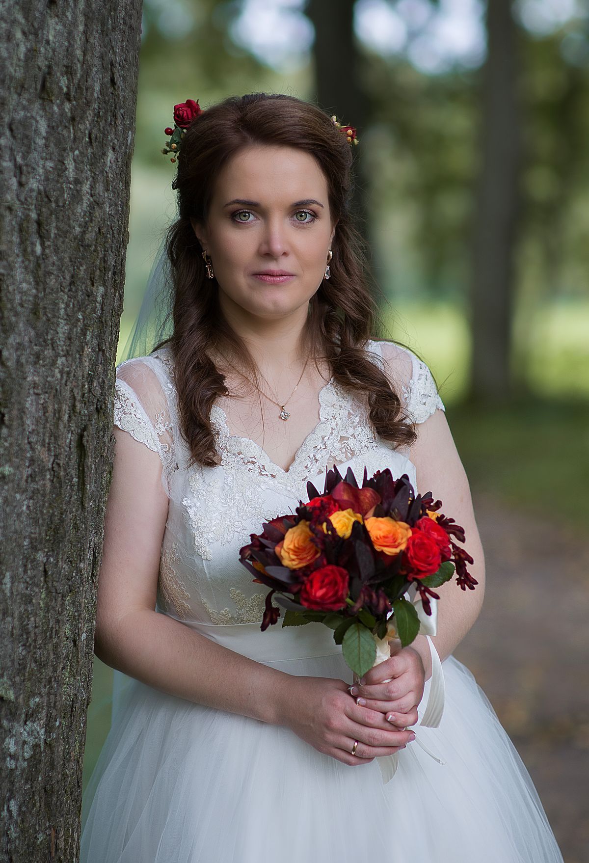 Bride with half-up hairstyle and autumn floral bouquet